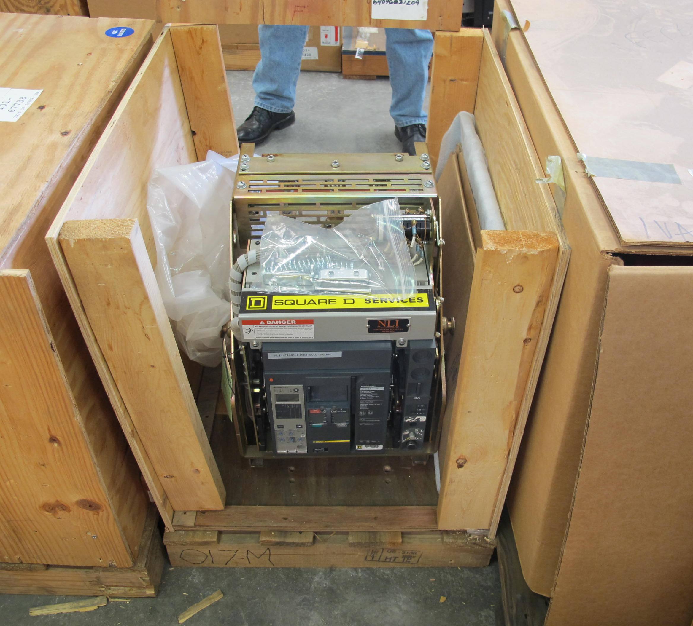 BREAKER, CIRCUIT, 600 FRAME AMP RATING, MASTERPACT NT 08N1 KIND, 3 POLE, 480 VOLT RATING SQUARE D DIRECT REPLACEMENT FOR 1E ABB K-600S INCLUDES ONE NEW 18" DOOR, MOUNTS USING EXISTING HINGES > CONTINUOUS CURRENT: 600A > INTERRUPTING RATING: 30KA @ 535 VAC > 125VDC OPERATED > MICROLOGIC TRIP UNIT 5.0A > 250A SENSOR > 250A SENSOR PLUG > 18" DOOR, PART # NLI-NT08N1-LISB8-EODC-SR-001 (W-44) LOADING & HANDLING FEE $15-